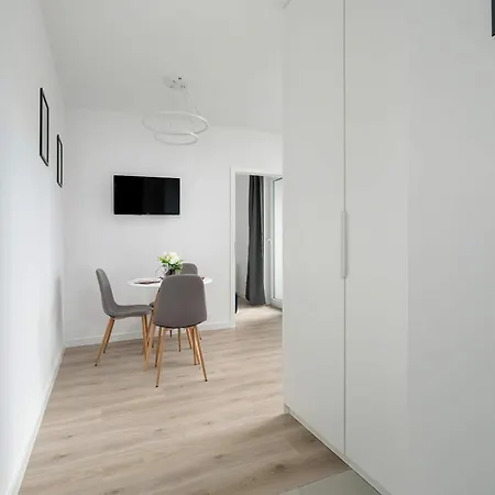 Nowoczesny Dla 2 Doroslych I 2 Dzieci Parking By Renters * Poznań